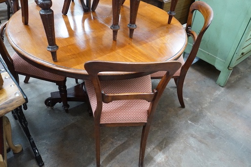A Victorian circular mahogany breakfast table, diameter 120cm, height 72cm, together with six Victorian mahogany balloon back dining chairs